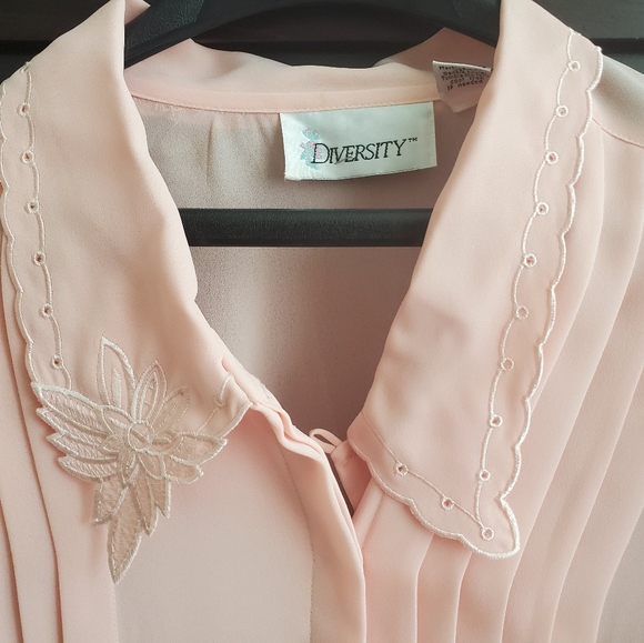 Dress blouse for nightspot or the office - Picture 2 of 2